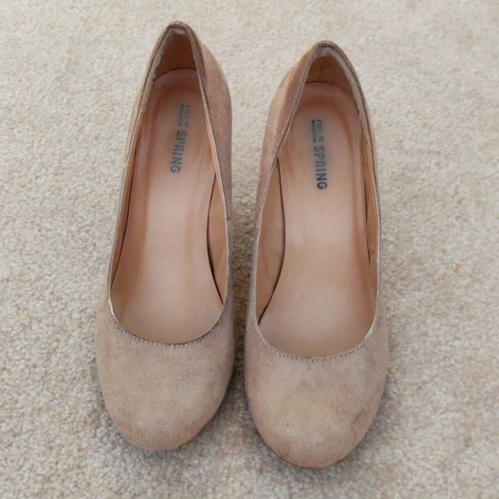 Beige wedge pump's